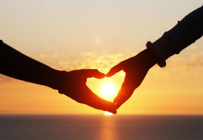 【夏の恋愛】女性が恋に落ちやすい季節が科学的に明らかに！