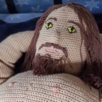 ボーイフレンドを思いっきり愛した結果、等身大編みぐるみが完成！