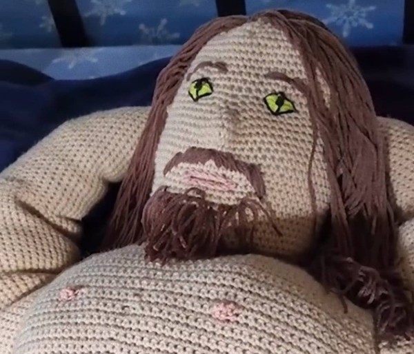 ボーイフレンドを思いっきり愛した結果、等身大編みぐるみが完成！