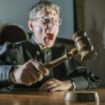 水を飲むと罰金？世界の奇妙な交通法規とは？