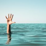 溺れている人を助ける際に大切なこと、浮力の確保の重要性とは？