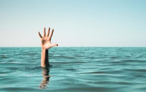 溺れている人を助ける際に大切なこと、浮力の確保の重要性とは？