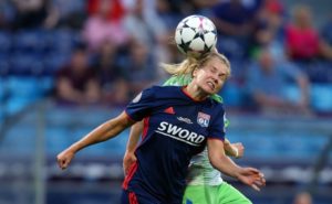 認知症リスクが増加？サッカープレイヤーにとってのヘディングの重要性