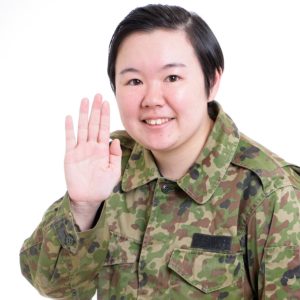 やす子が「敬礼は怒られるんじゃないかと思ってやれないんです」宣材写真のポーズについて