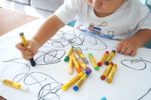 「小さなピカソ」2歳児の絵が110万円で買われる！世界中のバイヤーが注目