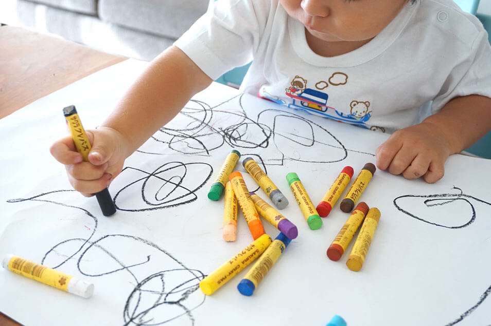 「小さなピカソ」2歳児の絵が110万円で買われる！世界中のバイヤーが注目