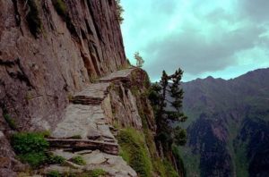 【驚愕映像】恐怖の崖下へ…世界一危険な山道でバスが転落！