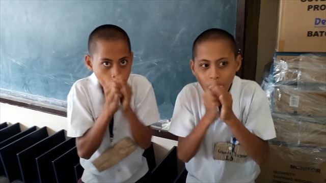 驚愕！フィリピンの双子少年の意外な才能とは？